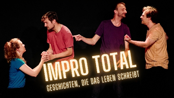Ein Foto von 4 Improtheater - Spieler*innen, die mit einander gestikulieren. Darüber ist ein Schriftzug mit dem Text 'Impro Total - Geschichten, die das Leben schreibt.'